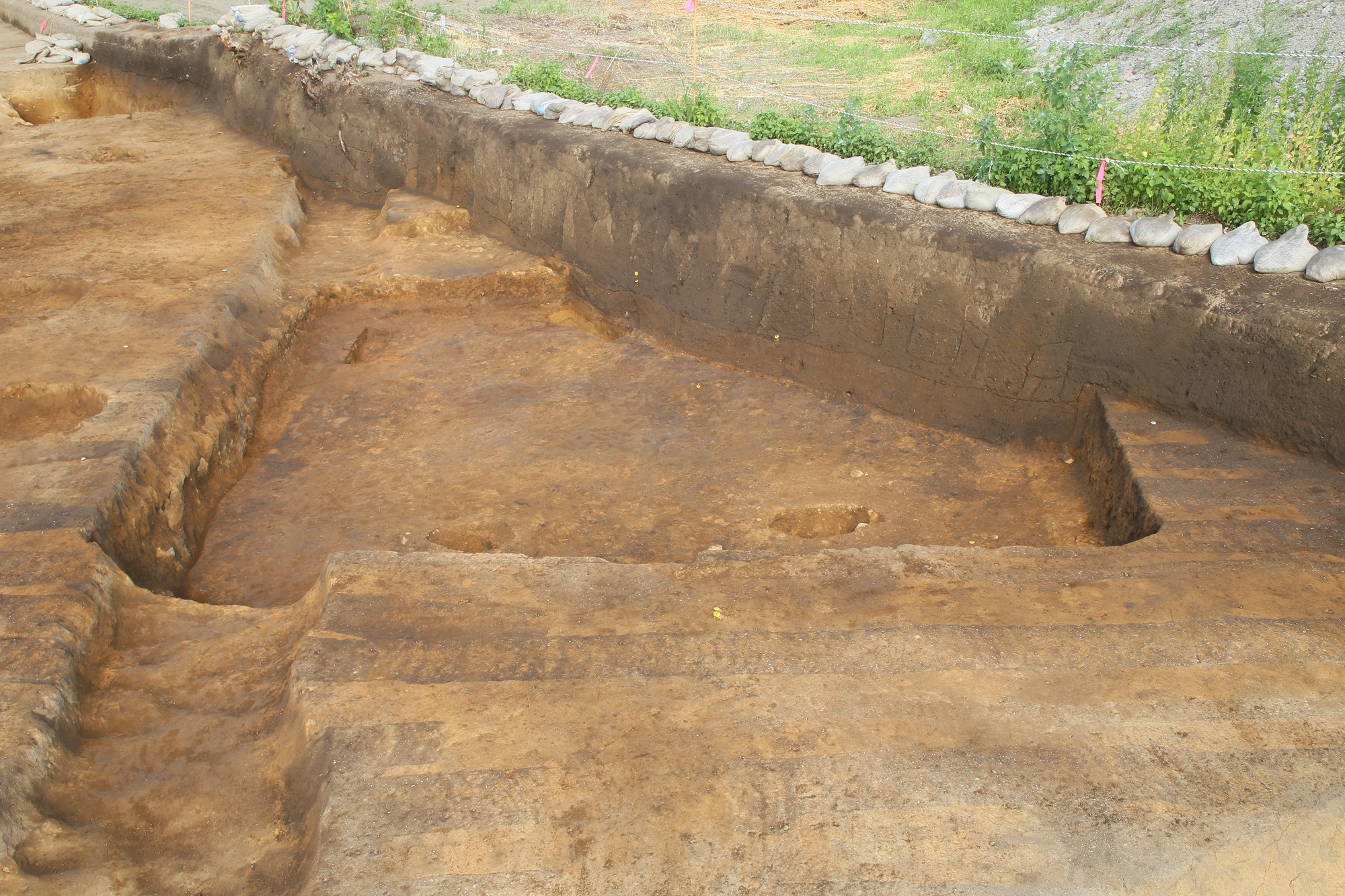 『三ツ寺遺跡Ⅰ』（上越新幹線関係埋蔵文化財発掘調査報告書）です。  三ツ寺Ⅰ遺跡 : 古墳時代居館の調査(群馬県埋蔵文化財調査事業団 編